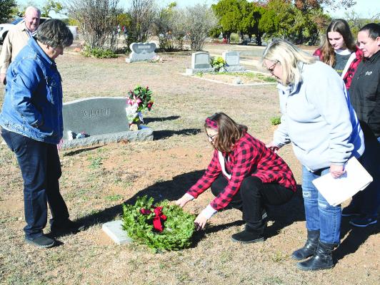 Volunteers place wreaths on 600+ veterans graves